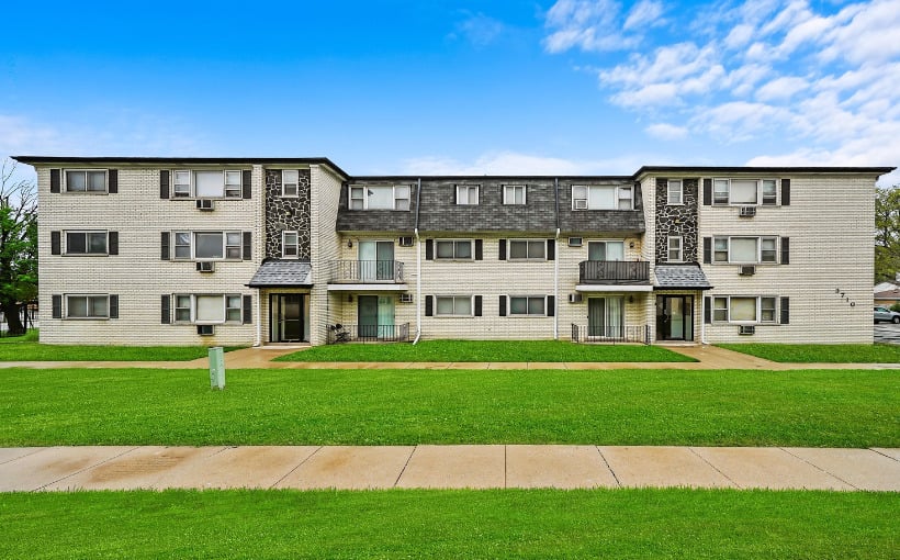 30 Unit Apartment Building in Alsip Changes Ownership