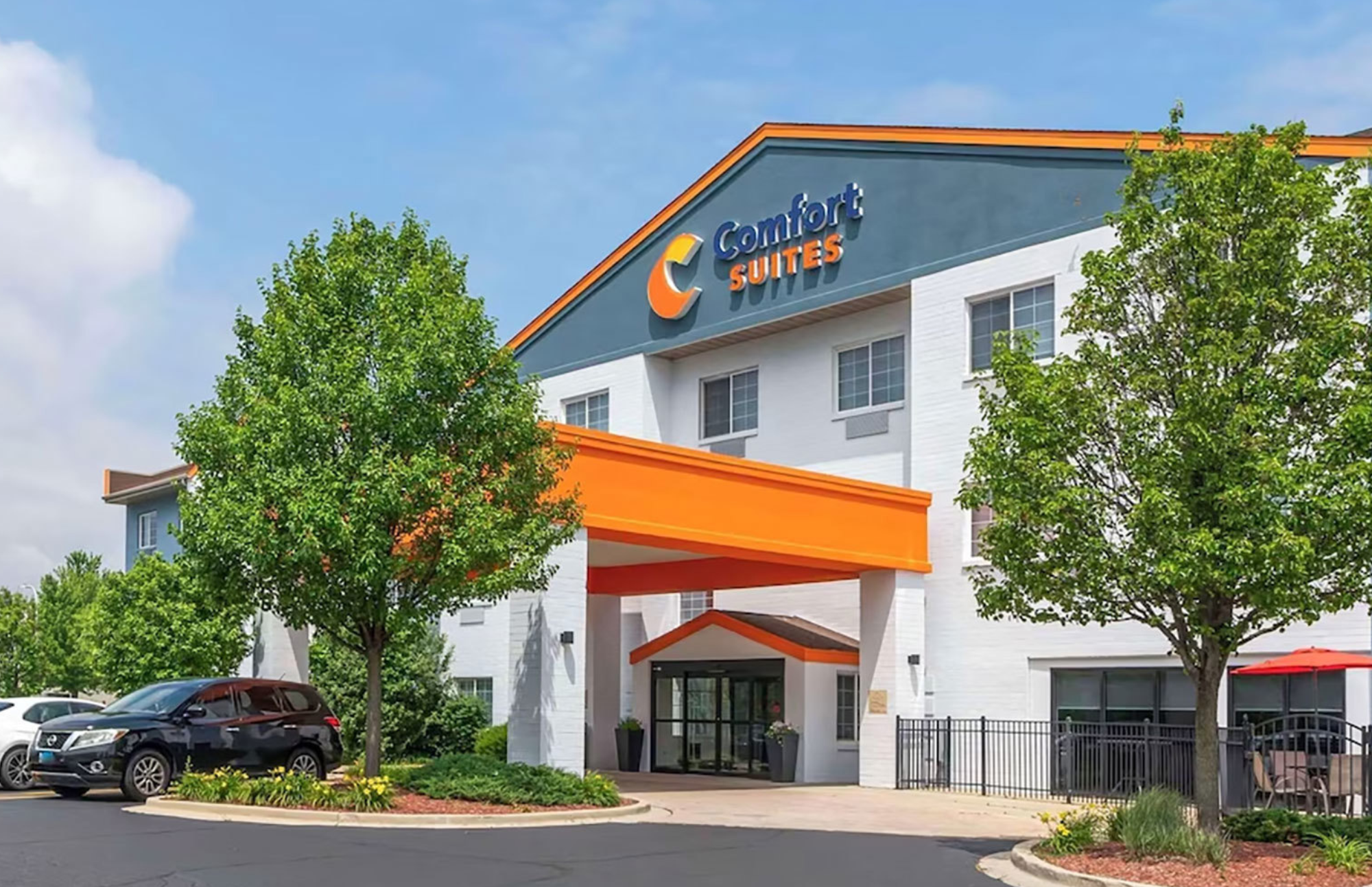 Marcus and Millichap Facilitates Sale of Comfort Suites Hotel in Elgin