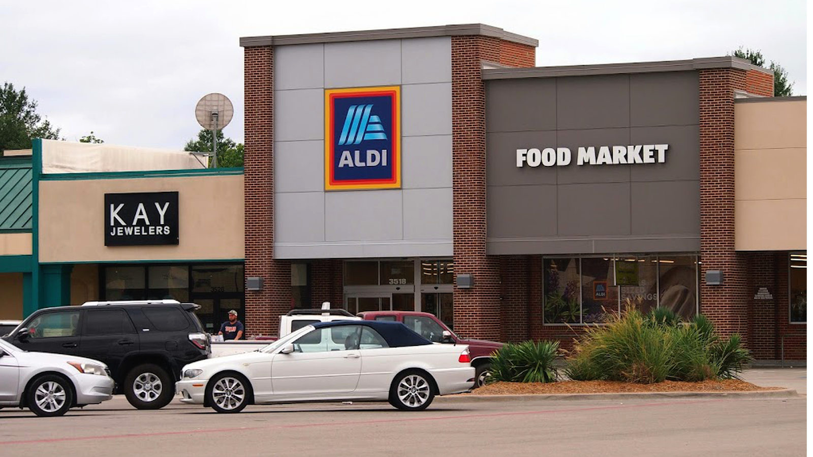 290K-SF Paris Retail Center Trades Hands